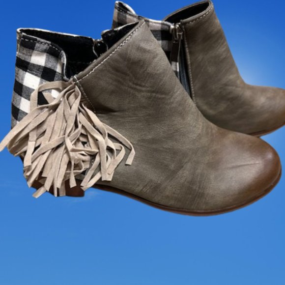 💗HOST PICK💗 Distressed Plaid & Fringe Bootie  4145 NWT Boutique - Picture 2 of 9